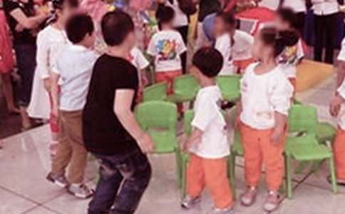 四年级庆六一黑板报