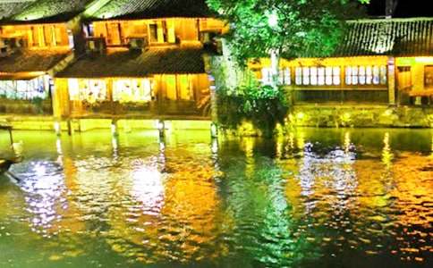 高一关于夜游乌镇的作文